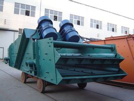 振動(dòng)電機(jī)安裝于直線(xiàn)振動(dòng)篩的頂部.jpg