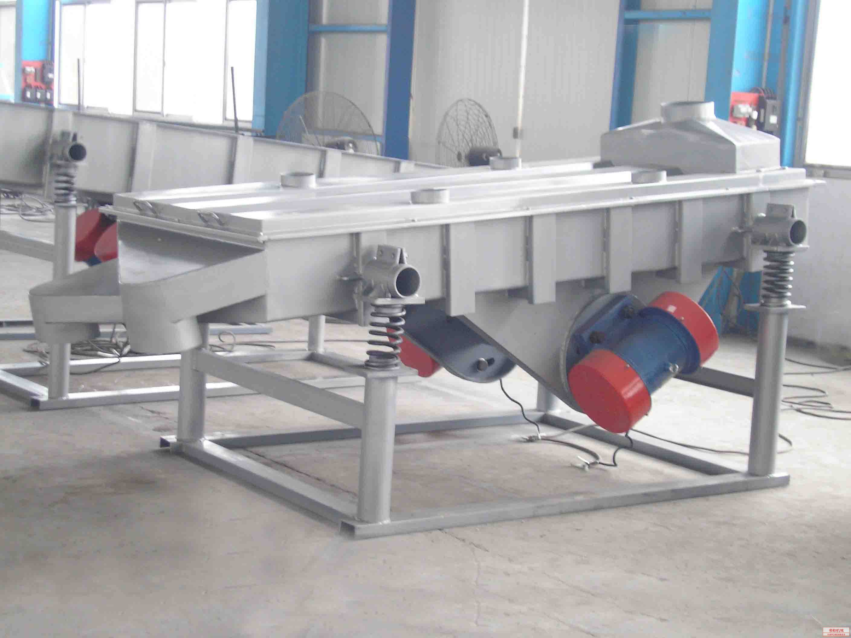 振動(dòng)電機(jī)安裝于直線(xiàn)振動(dòng)篩的兩側(cè).jpg