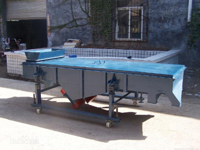 振動(dòng)電機(jī)安裝于直線(xiàn)振動(dòng)篩底部.jpg